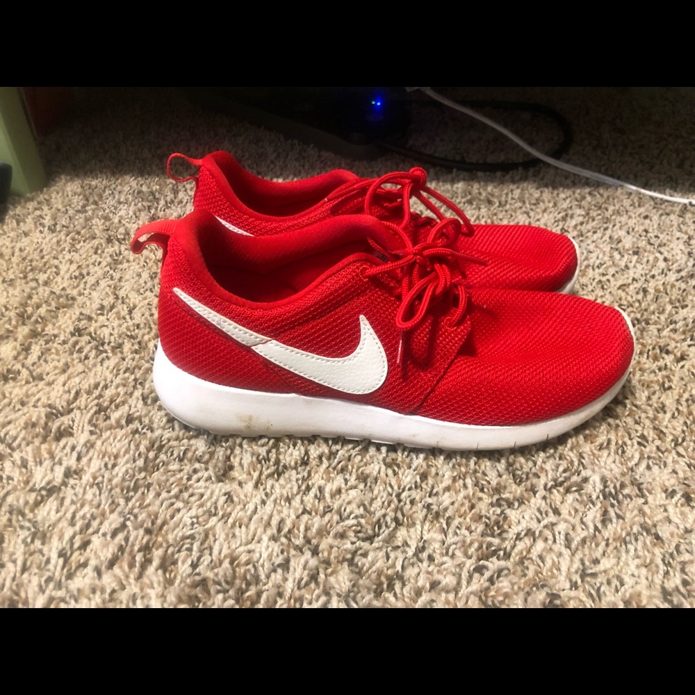 Nike red Roshe’s. 6Y, fits size 7-8W.